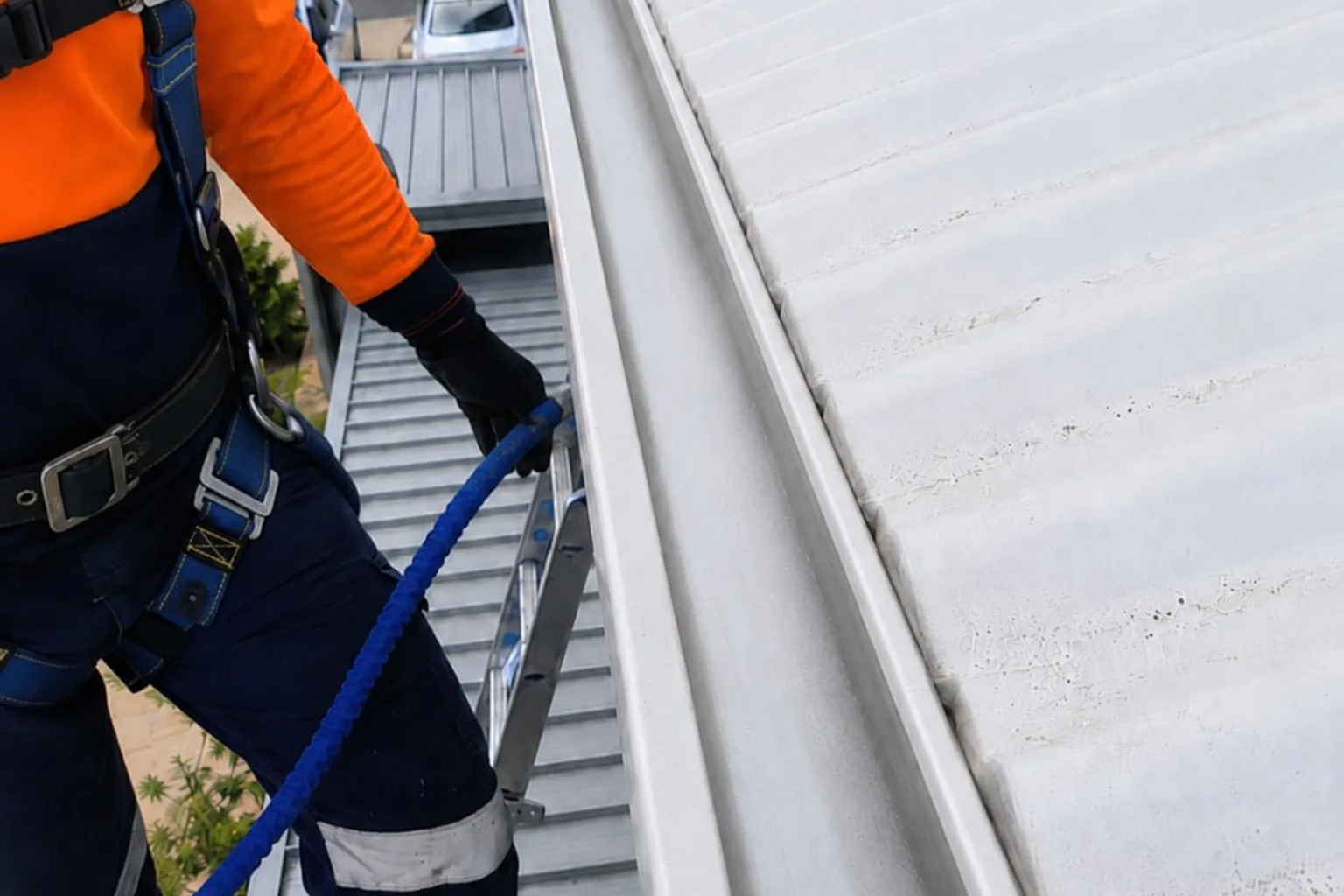 Gutter vacuum lifting leaves out of a Perth gutter with no mess